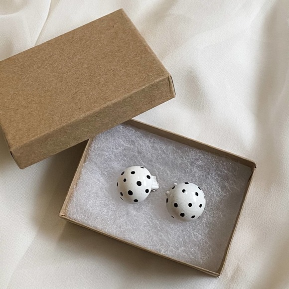 VTG Round White Black Spotted Button Earrings - Picture 2 of 6